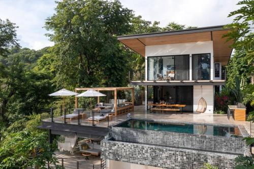サンタ・テレサにあるVilla Nof Yam - Luxury Ocean View, Santa Teresaのプールと家のあるヴィラ