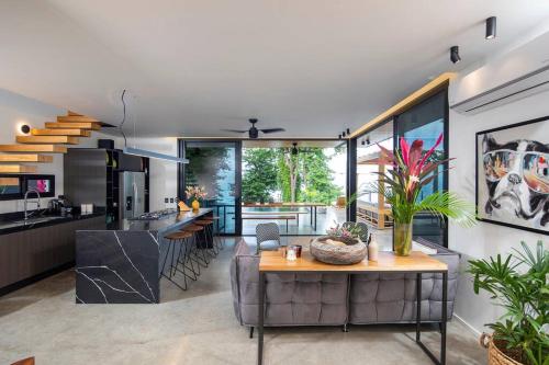 サンタ・テレサにあるVilla Nof Yam - Luxury Ocean View, Santa Teresaのキッチン、リビングルーム(テーブル付)