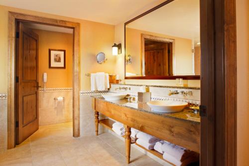 A bathroom at Snake River Lodge & Spa