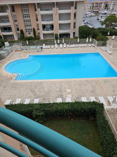 une grande piscine bleue devant un immeuble dans l'établissement Fréjus 2 pièces avec Terrasse, proche des Plages, à Fréjus