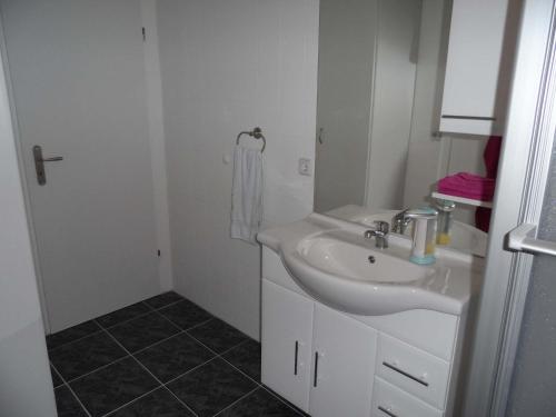 Bilik mandi di Ferienwohnung Braun