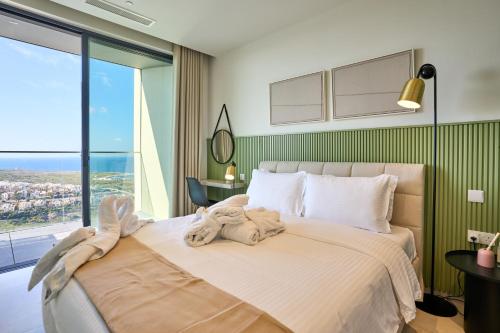 セントジュリアンズにあるEnchanting One-Bedroom Apartment on 25th Floorのタオルが敷かれた大きなベッドのある寝室