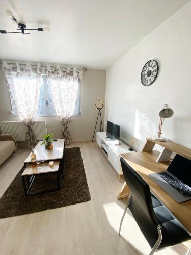 - un salon avec un bureau et un ordinateur portable sur une table dans l'établissement Bel Appartement 2 pièces - 10min de la mer, à Nice