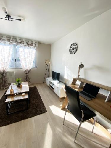 - un salon avec un bureau et un ordinateur dans l'établissement Bel Appartement 2 pièces - 10min de la mer, à Nice