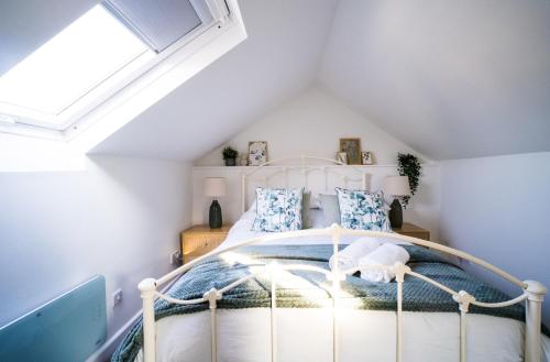 Ένα ή περισσότερα κρεβάτια σε δωμάτιο στο Gloucester Apartments x 3 FREE Parking & short walk to the University & Hospital