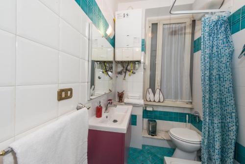 een kleine badkamer met een wastafel en een toilet bij House Montebello in Rome
