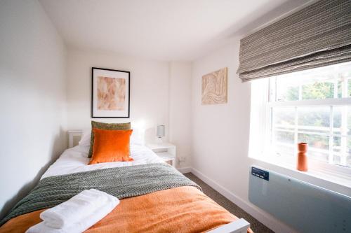 Ένα ή περισσότερα κρεβάτια σε δωμάτιο στο Gloucester Apartments x 3 FREE Parking & short walk to the University & Hospital