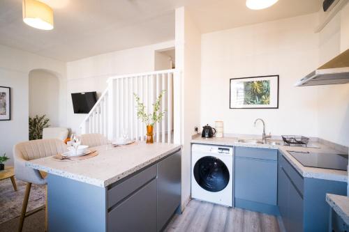 Η κουζίνα ή μικρή κουζίνα στο Gloucester Apartments x 3 FREE Parking & short walk to the University & Hospital