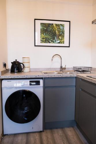 Η κουζίνα ή μικρή κουζίνα στο Gloucester Apartments x 3 FREE Parking & short walk to the University & Hospital