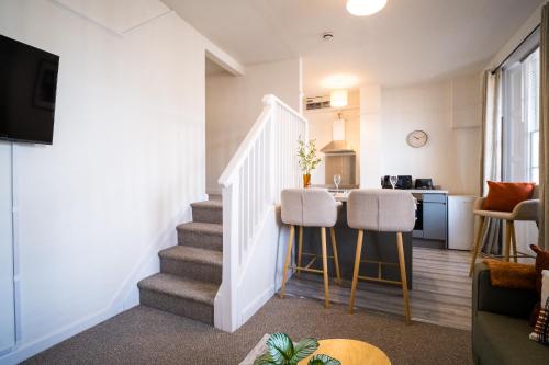Η κουζίνα ή μικρή κουζίνα στο Gloucester Apartments x 3 FREE Parking & short walk to the University & Hospital