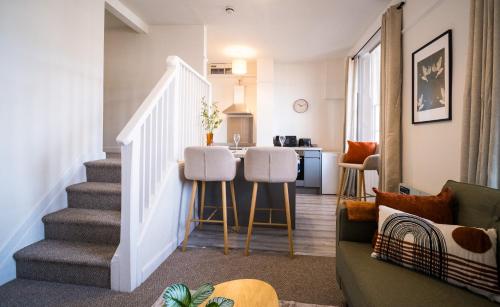 Η κουζίνα ή μικρή κουζίνα στο Gloucester Apartments x 3 FREE Parking & short walk to the University & Hospital