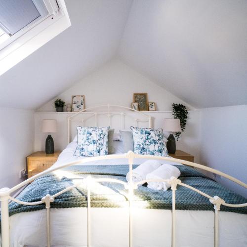 Ένα ή περισσότερα κρεβάτια σε δωμάτιο στο Gloucester Apartments x 3 FREE Parking & short walk to the University & Hospital