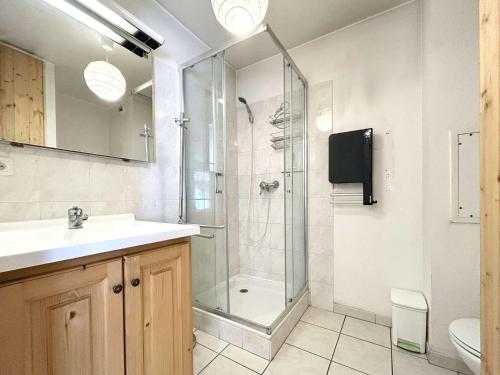 une salle de bain avec une douche, un lavabo et des toilettes dans l'établissement Charmant 2 pièces avec balcon proche télécabine à Briançon - FR-1-330C-35, à Briançon