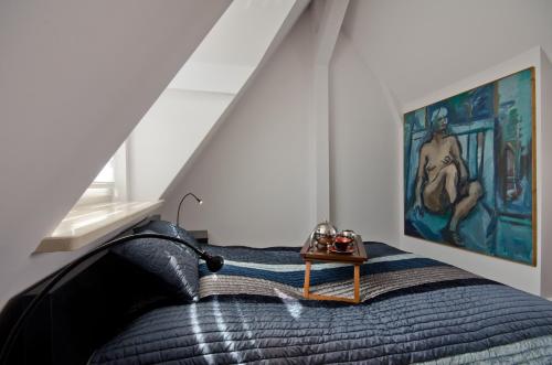 sypialnia z łóżkiem i obrazem na ścianie w obiekcie Imperial Apartments - Galeria w mieście Sopot