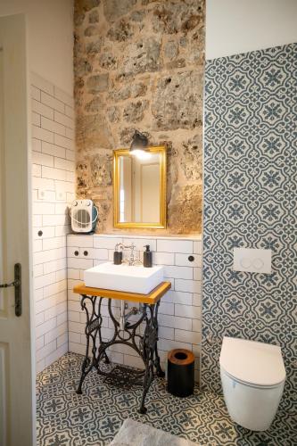 Ένα μπάνιο στο Bliss Stone House in Hvar with private padel court