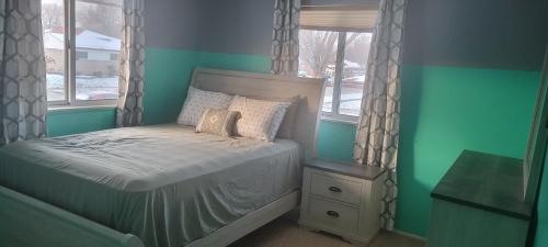 Ένα ή περισσότερα κρεβάτια σε δωμάτιο στο Cozy Tri-level in Sterling Hts