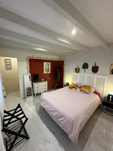 - une chambre avec un grand lit blanc et des oreillers jaunes dans l'établissement Timounyan T1 N23 centre ville Animaux acceptés, à Arcachon