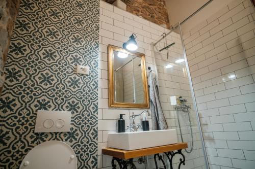 Ένα μπάνιο στο Bliss Stone House in Hvar with private padel court