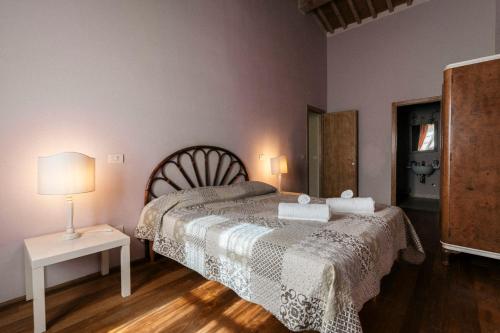 a bedroom with a bed and a table with a lamp at La Beccanina Resort in Le Case