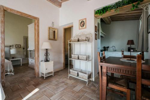 a living room with a table and a mirror at La Beccanina Resort in Le Case