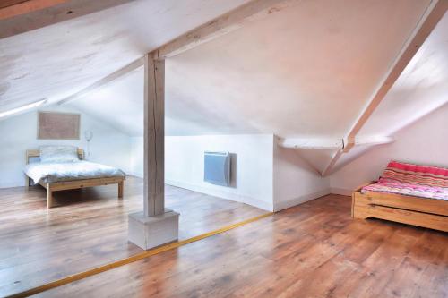 Habitación en el ático con cama y banco en Maison "Villa Oscar" à 400m de la plage Barneville, en Barneville-Carteret