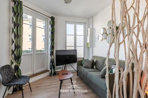un salon avec un canapé et une télévision dans l'établissement Le Vannier Private Garage Balcony 2 Guests, à Honfleur