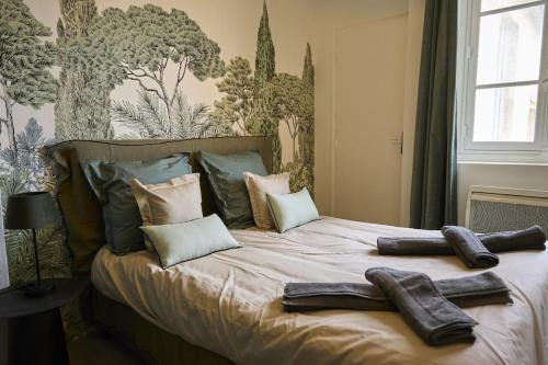 - un lit avec 2 paires de serviettes dans l'établissement Appartement centre historique, à Nîmes