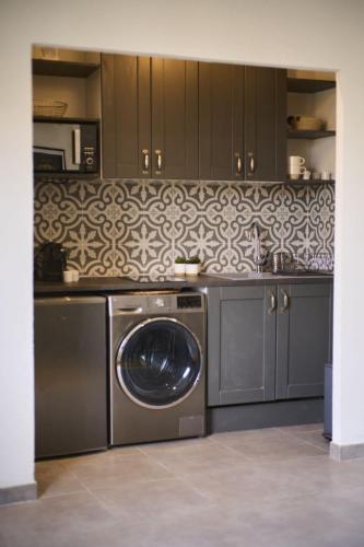 une cuisine avec une machine à laver dans une cuisine dans l'établissement Appartement centre historique, à Nîmes