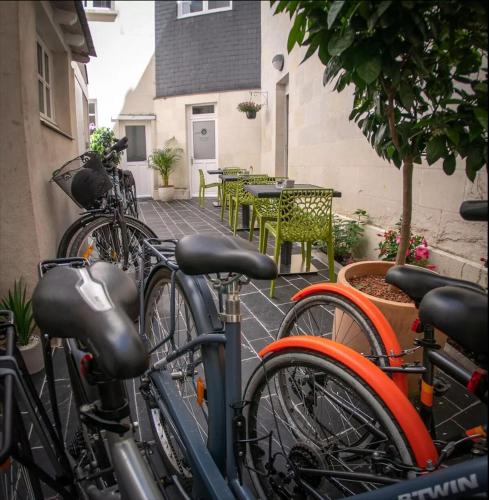 a group of bikes parked next to a patio at Les Lys D'or vue Château Hyper Centre climatisé in Saumur