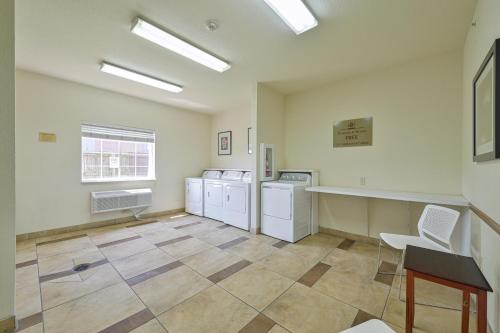タルサにあるAffordable Suites of America Tulsaのランドリールーム(洗濯機、乾燥機付)
