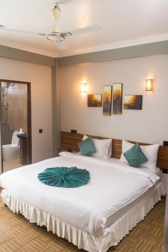 Ein Bett oder Betten in einem Zimmer der Unterkunft IRIS Beach Residence