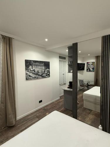 une chambre avec un lit et un miroir dans l'établissement Ref PINSON, à Cannes