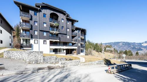un bâtiment sur une colline à côté d'une rue dans l'établissement Grand Horizon 1 N401 - 3P6, à Morillon