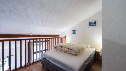 une chambre avec un lit et un balcon dans l'établissement Grand Horizon 1 N401 - 3P6, à Morillon