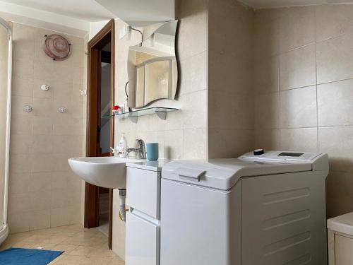 Villa RosaにあるRosa houseの洗面台と鏡のあるバスルーム