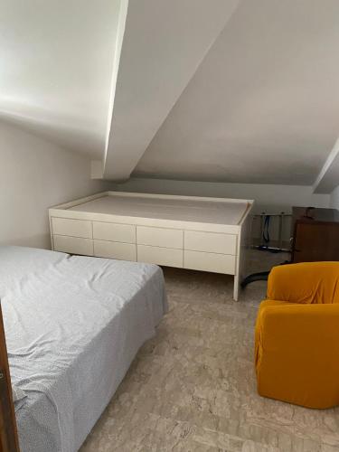 Villa RosaにあるRosa houseのベッドルーム1室(ベッド1台、ドレッサー付)