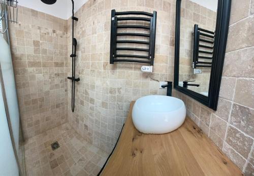 baño con lavabo blanco en el suelo de madera en La Valenzo, en Aubagne