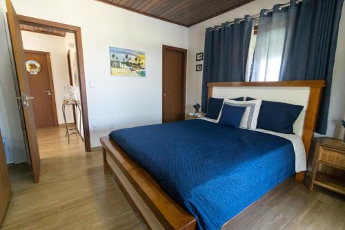 Katil atau katil-katil dalam bilik di welcome to Maison Bleue!