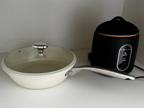 Una tostadora colocada sobre un mostrador junto a una tostadora. en Family Homestay, en Nilai