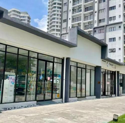 un edificio con ventanas grandes frente a edificios altos en Family Homestay, en Nilai