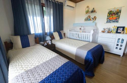 Katil atau katil-katil dalam bilik di welcome to Maison Bleue!