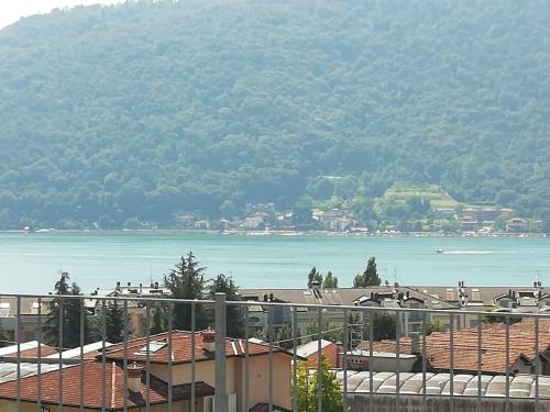 サルニコにあるAppartamento SOLE&LAGO sul lago d'Iseo a Sarnicoの海水の景色