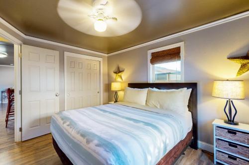 una camera da letto con un letto, due lampade e una finestra di Tina's Cottage a Dundee