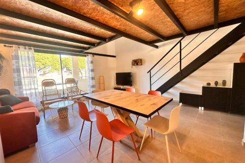 une salle à manger avec une table et des chaises en bois dans l'établissement Appartement 