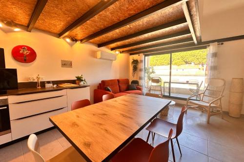 Il dispose d'une cuisine et d'un salon avec une table et des chaises en bois. dans l'établissement Appartement 