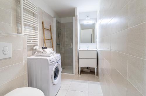 une salle de bain avec une machine à laver et un lavabo dans l'établissement Charming Studio With Parking Near Monaco, à Beausoleil