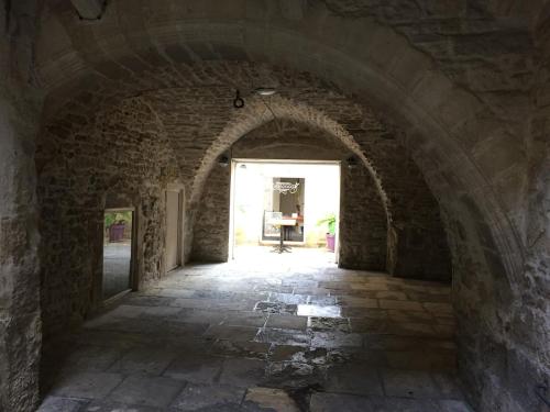 un couloir vide avec une arche dans un bâtiment dans l'établissement Studio centre ville avec vue sur les toits, à Nîmes