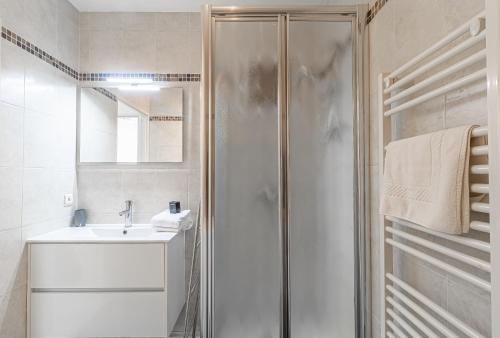 une salle de bain avec douche et lavabo dans l'établissement Peaceful Studio Swimming Pool Near Menton, à Roquebrune-Cap-Martin