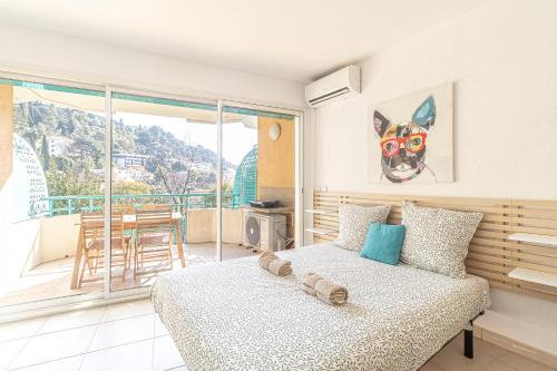 - une chambre avec un lit doté d'ours en peluche dans l'établissement Peaceful Studio Swimming Pool Near Menton, à Roquebrune-Cap-Martin