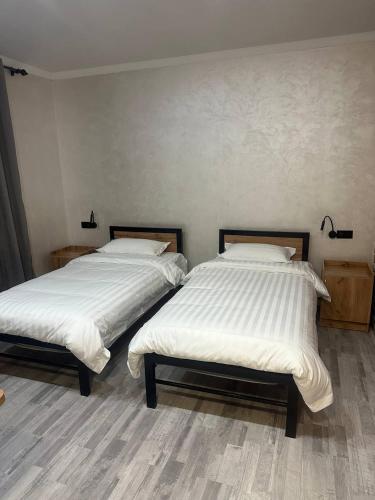 Postel nebo postele na pokoji v ubytování Kerben Hotel